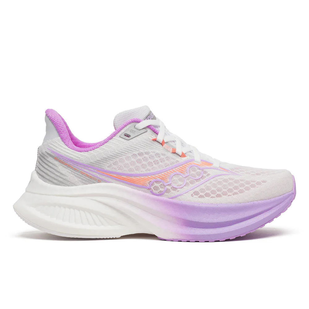 Der Saucony Endorphin Speed 5 Laufschuhe für Damen in der Farbe White/Crocus in seitlicher Ansicht.