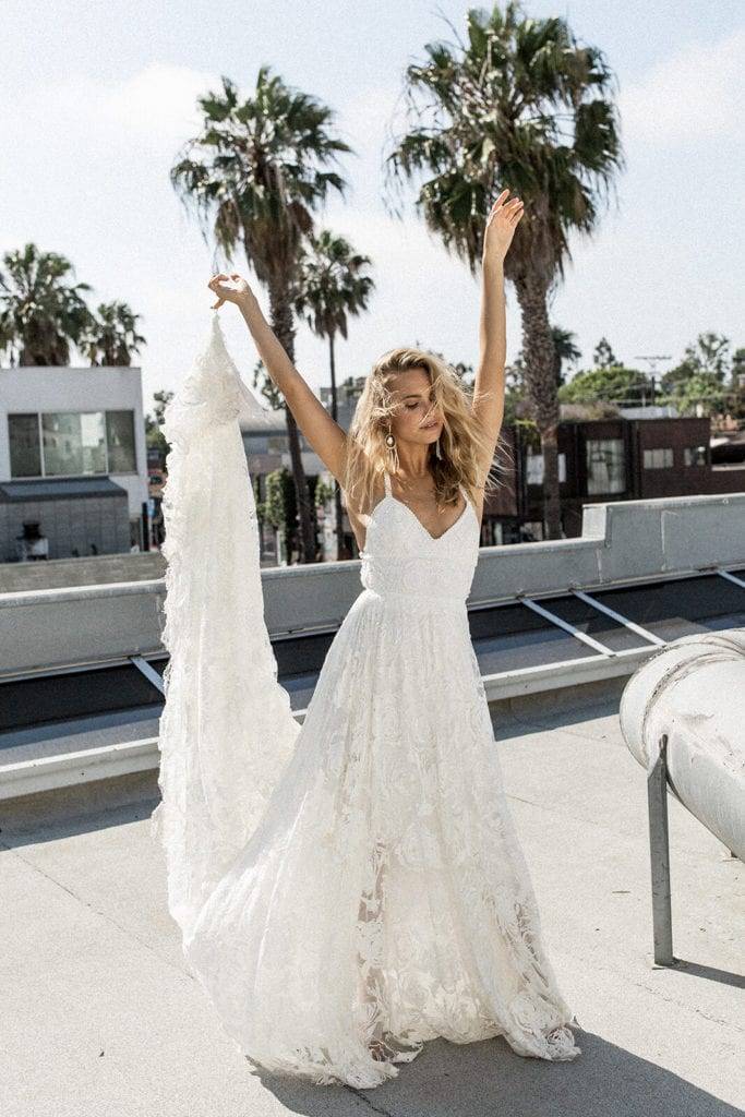Une mariée à Los Angeles portant une robe Grace Loves Lace.