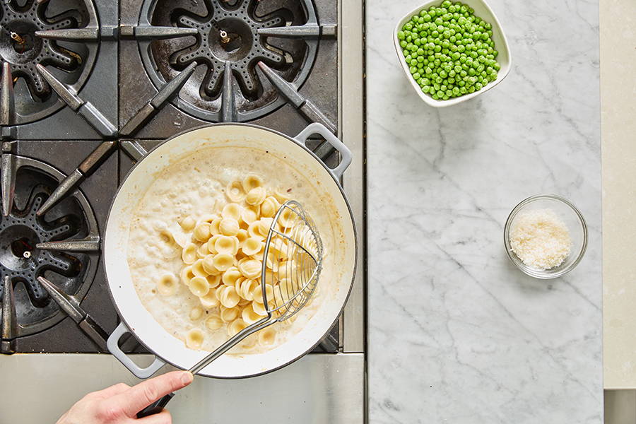 Adding pasta to sauce