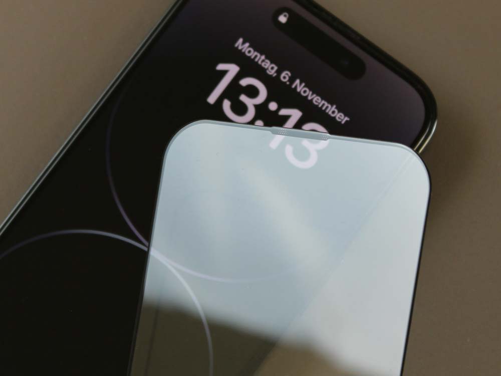 iPhone Panzerglas vor einem iPhone
