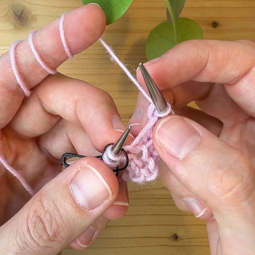 Rechstgeneigte Zunahme stricken. Schritt 4.: Die rechtsgeneigte Zunahme ist nun fertig. Die Masche neigt sich nach rechts. 