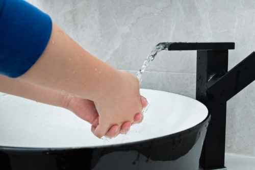 Το αποτελεσματικό φιλτράρισμα με υπεριώδη ακτινοβολία παρέχει καθαρό νερό για την οικογένειά σας