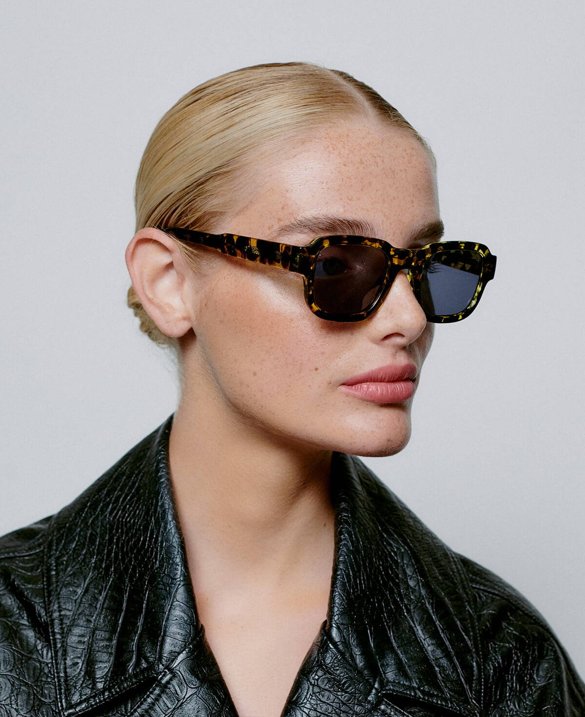A picture of a model wearing the A.Kjaerbede  Halo sunglasses in Black and Yellow Tortoise.