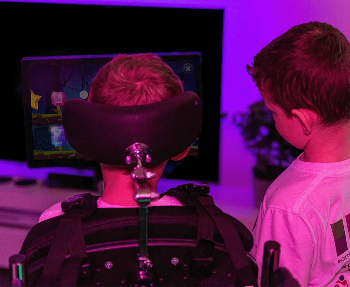 Barn som lærer seg å styre med øynene ved hjelp av Sensory Eye FX 2.
