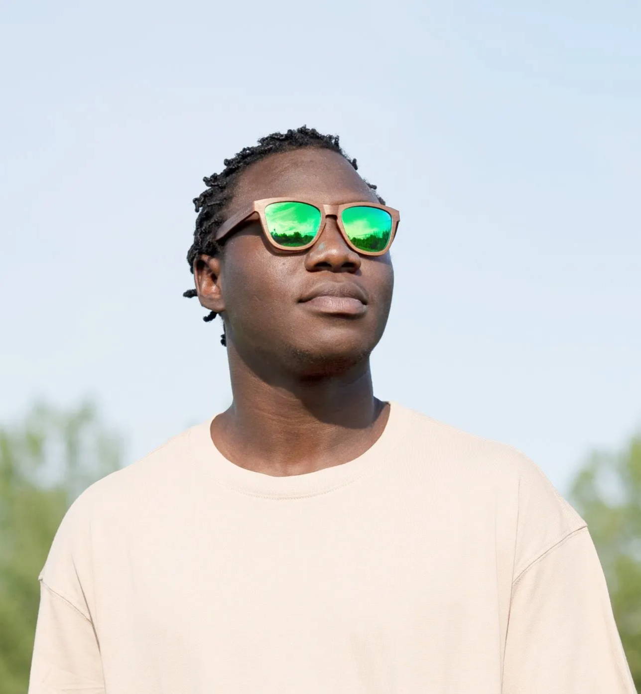 Homme portant Racer, lunettes de soleil polarisées carrées réfléchissantes
