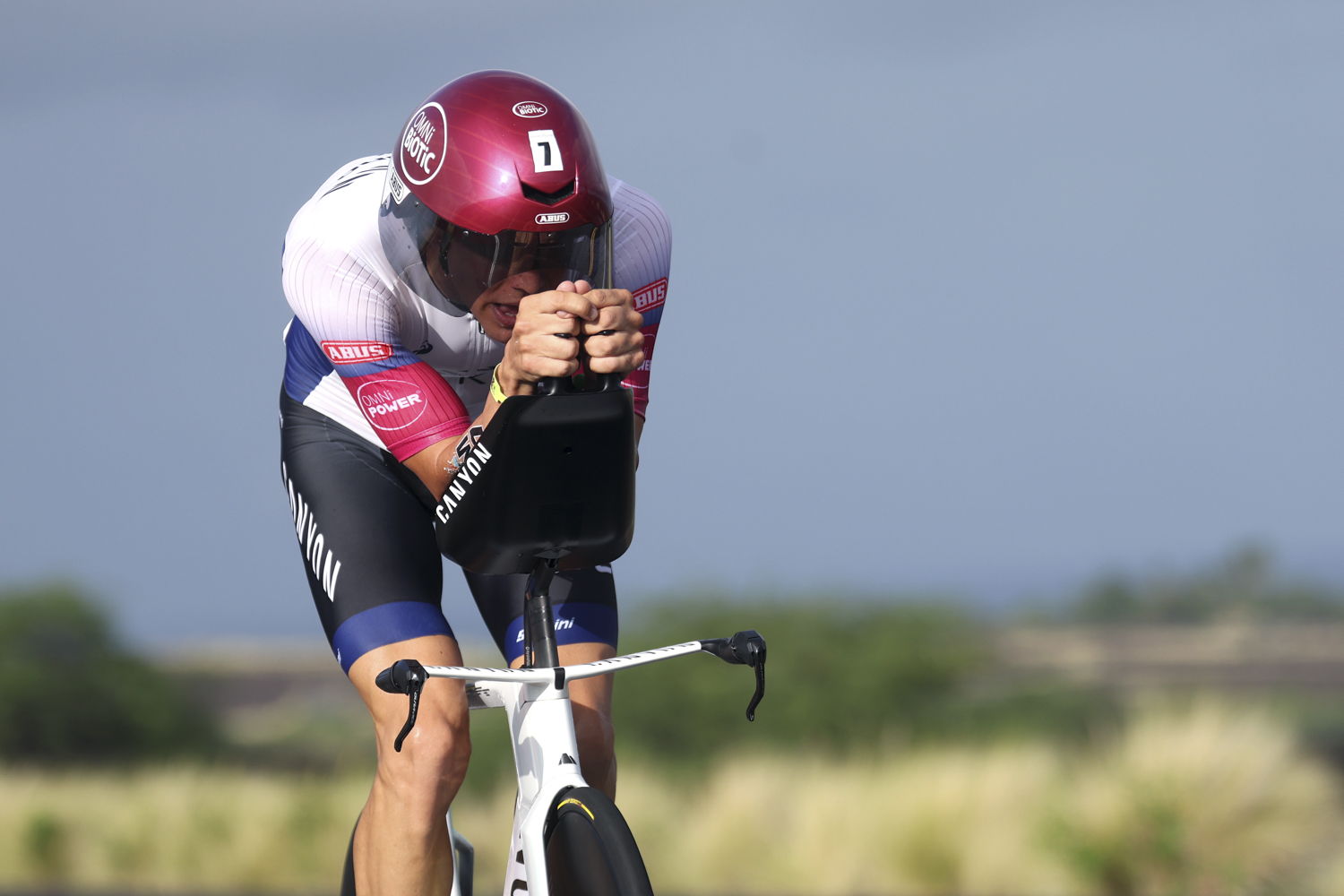 Jonas Schomburg auf dem Rad in Aeroposition