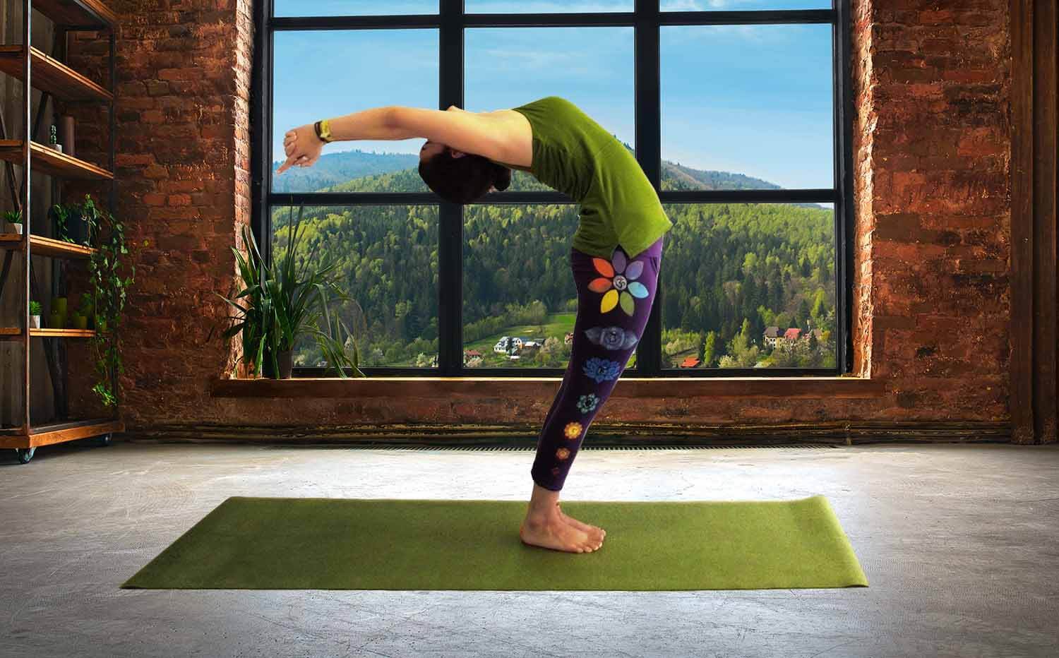 Magasin yoga lyon - posture yoga d'une yogini qui porte un legging yoga violet 7 chakras dans un paysage de montagne - Achamana