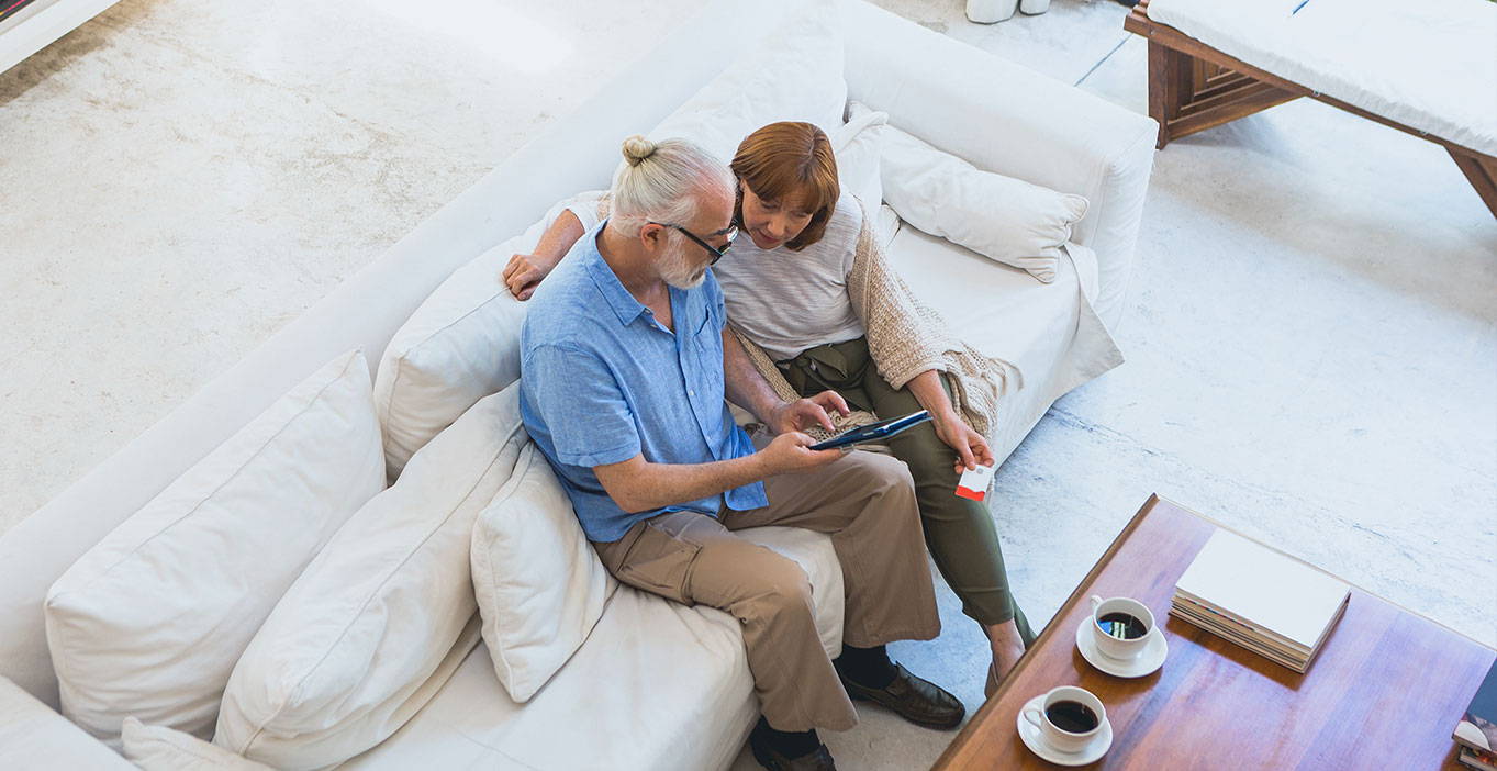 solutions de caméra de sécurité de surveillance pour personnes âgées couple de personnes âgées sur un canapé