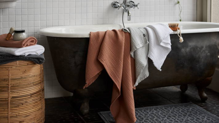 Handtücher, die über einer Badewanne hängen