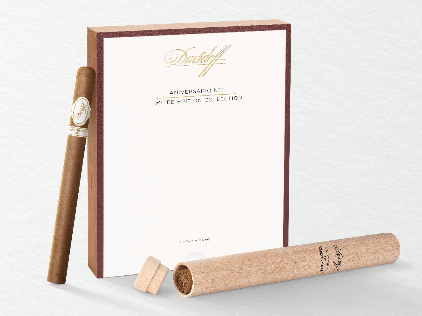 Eine Davidoff Aniversario No. 1 Limited Edition Collection-Zigarre gegen ihre Kiste lehnend, mit einem Holztubo davorliegend.