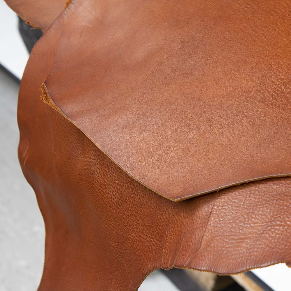 Pflanzlich gegerbtes Leder von Good Wilhelm auf einem Tiasch