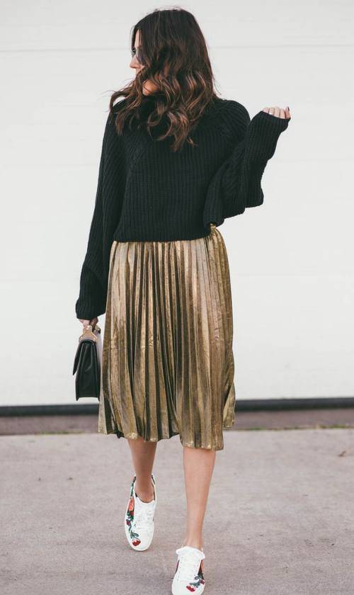 Tendances mode montréalaise : pull noir et jupe plissée dorée
