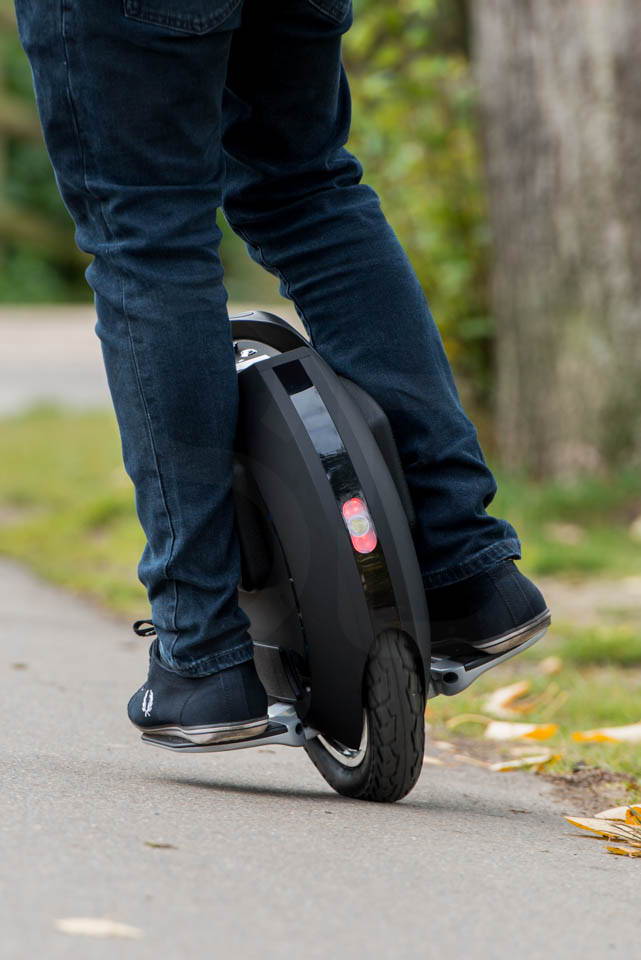 Kingsong KS16S Review riding turning tight left one