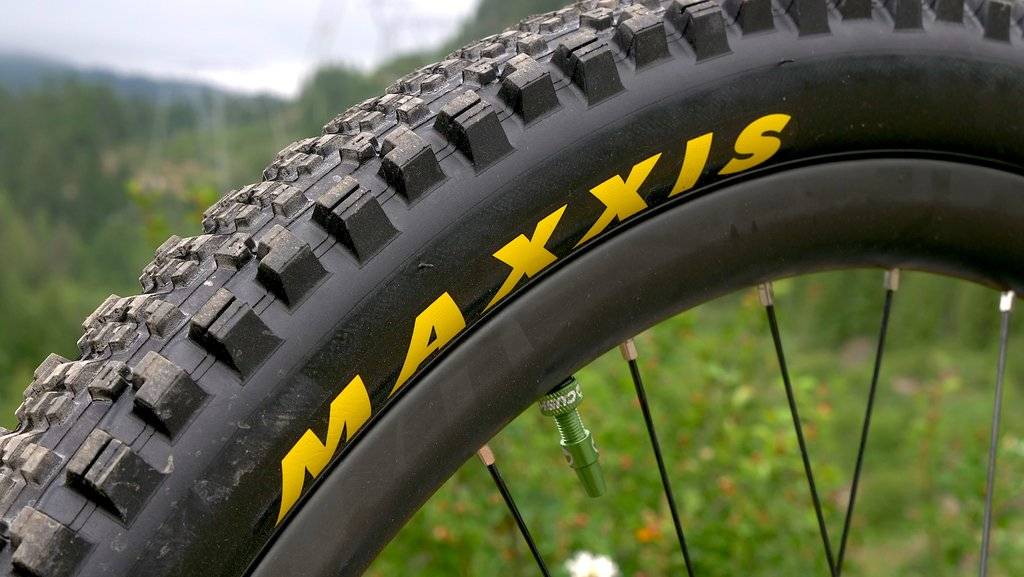 maxxis assegai mountain bike tire review detail of side knobs in dry conditions