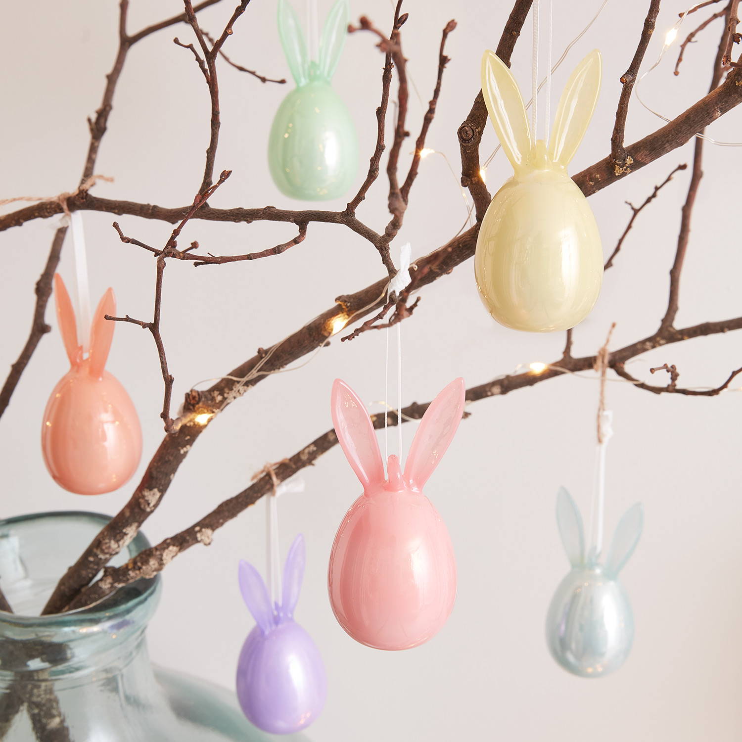 Figurines Décoratives, 6 Lapins de Pâques Pastel en Verre suspendues sur des branches. 