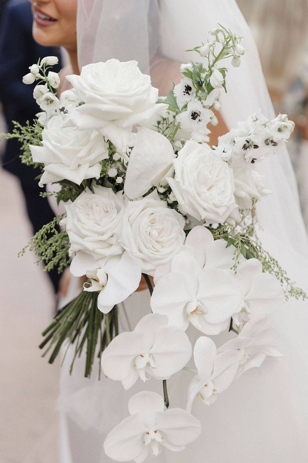 Weißes Blumenarrangement