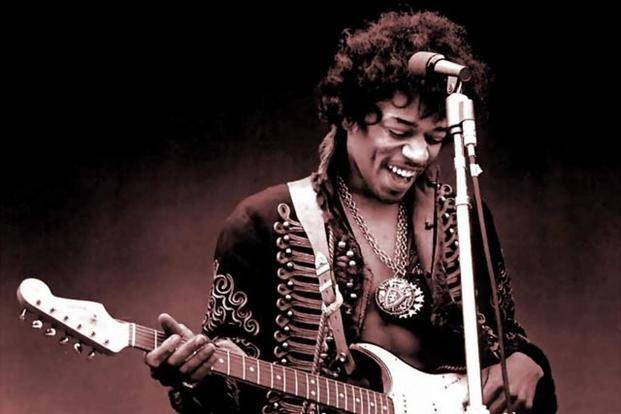 jimi hendrix playing the guitar