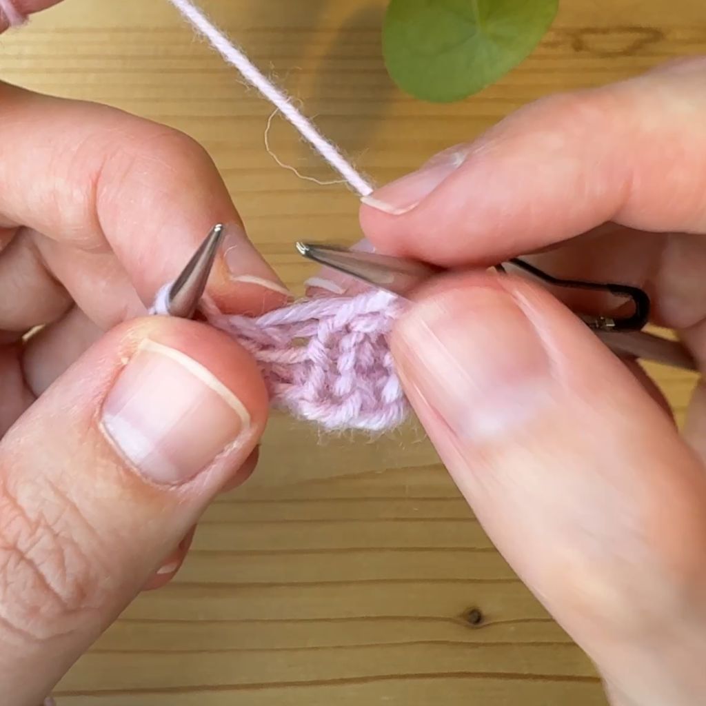 Linksgeneigte Zunahme stricken. Schritt 1.: Querfaden aufnehmen an der Stele, wo die Zunahme sitzen soll.