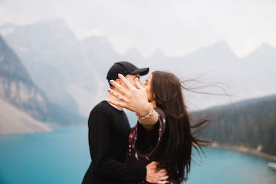 couple kissing in banff