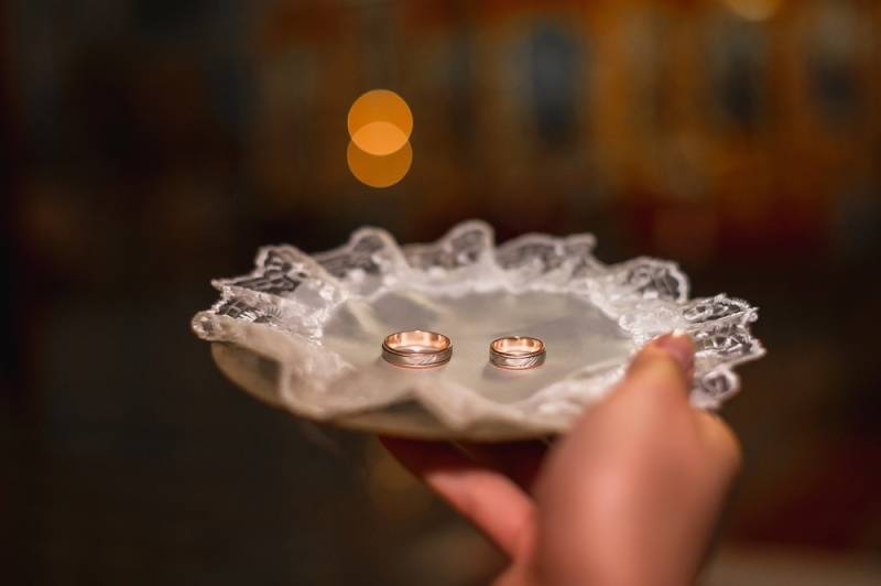 The plate used to hold wedding rings at a wedding. 