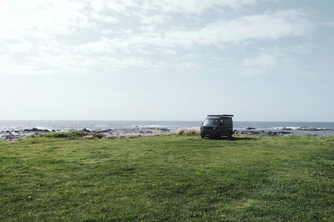 海辺のキャンプ場に停車するGMLVAN S-01　ダイハツハイゼットカーゴベース