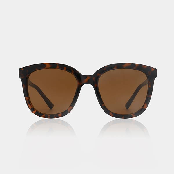 A product image of the A.Kjaerbede Billy sunglasses in  Demi Tortoise.