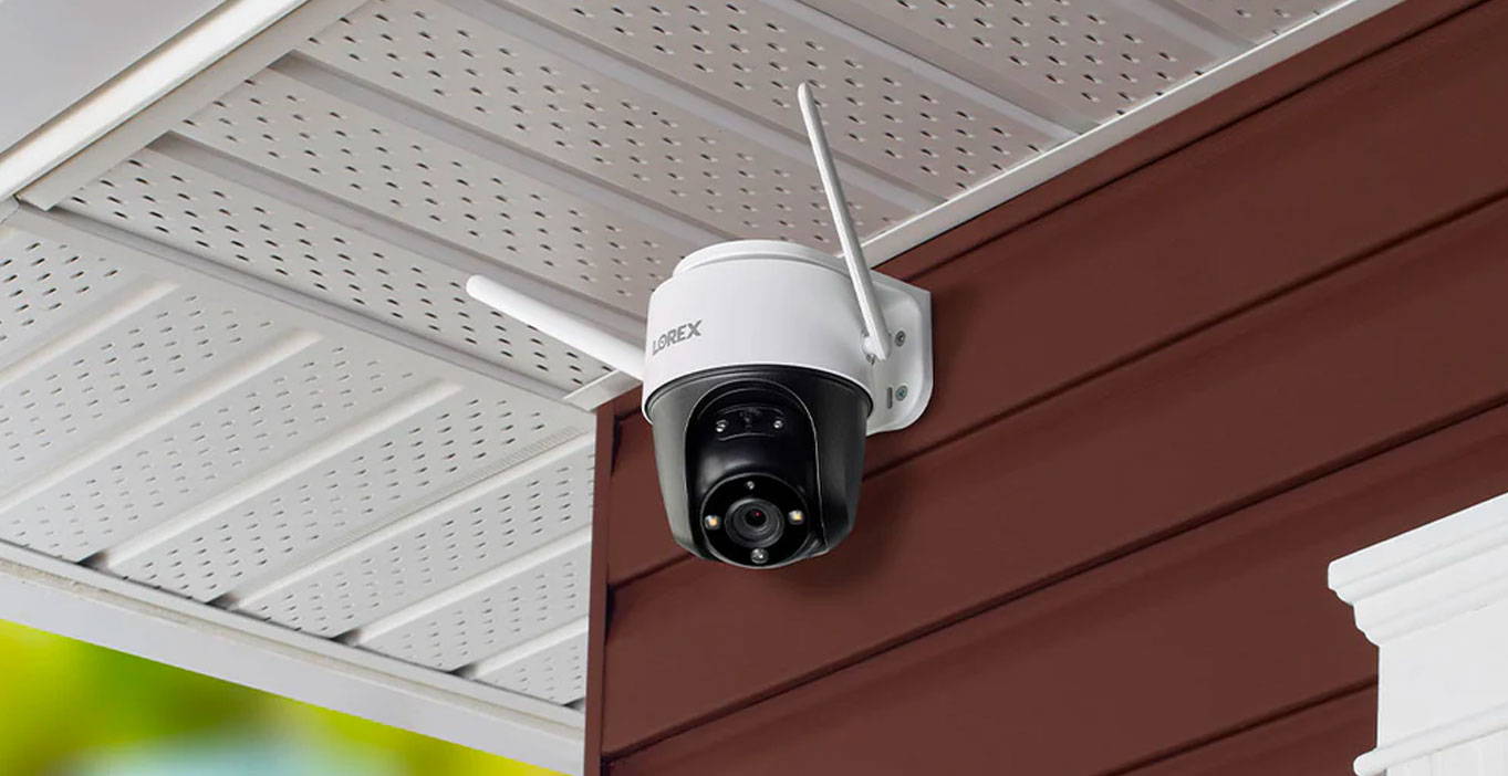 caméra de sécurité Wi-Fi extérieure sur soffite pour la surveillance des personnes âgées à l'extérieur