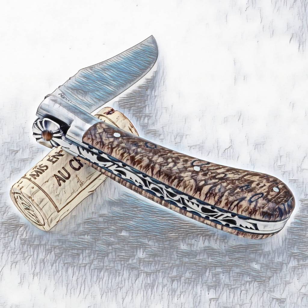 Capuchadou Pocket Knives shone with a wine cork  for size perception