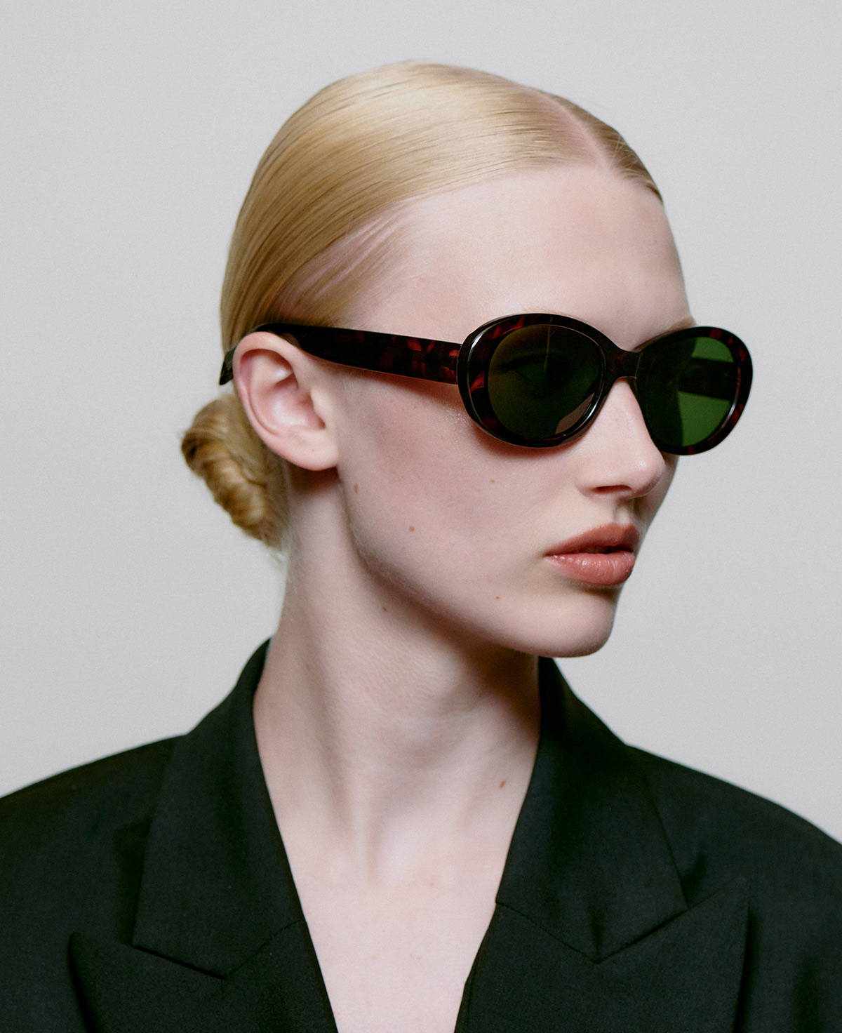 A picture of a model wearing the A.Kjaerbede Anma sunglasses in Demi Tortoise.