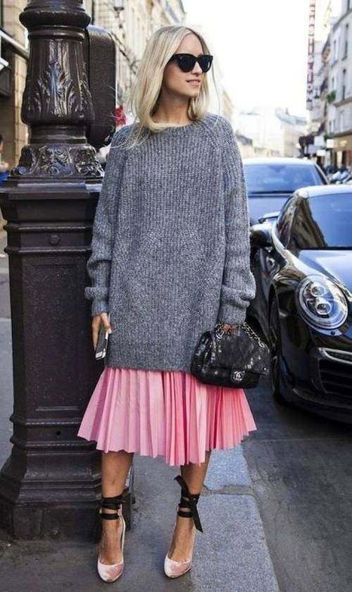 Tendances mode montréalaise : pull surdimensionné et jupe plissée rose