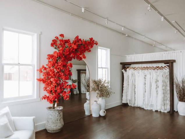 Una buganvilla roja brillante en la tienda de novias de Nashville Grace Loves Lace