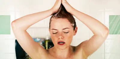 Emma Stone shampooing her hair and singing