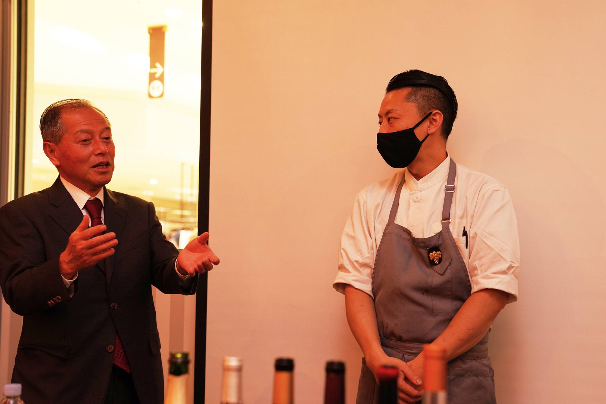 料理を考案した担当シェフ・渋沢憂と味村氏のトークセッションも。ソムリエの資格も持つ、シェフのセンスを絶賛！