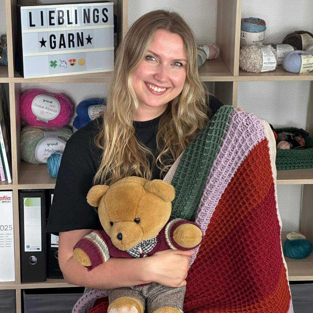 Unsere Mitarbeiterin Sina, die ihren Teddy 