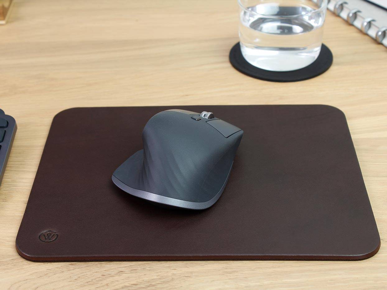 Mousepad Leder OSKAR von Goodwilhelm mit Computermaus darauf