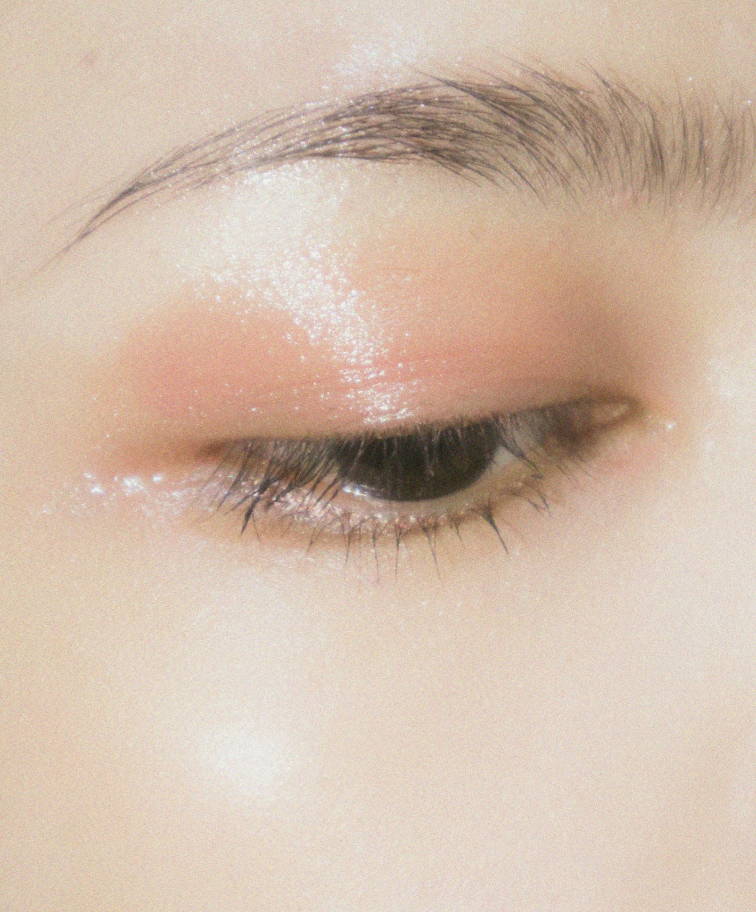 A close up of a woman's eye