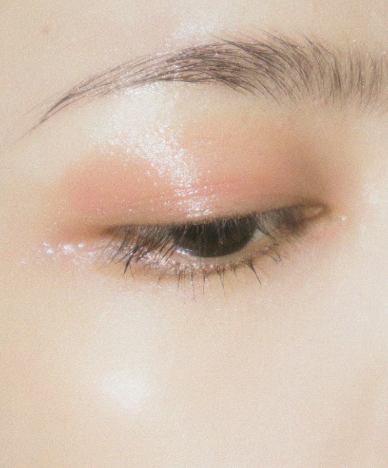 A close up of a woman's eye