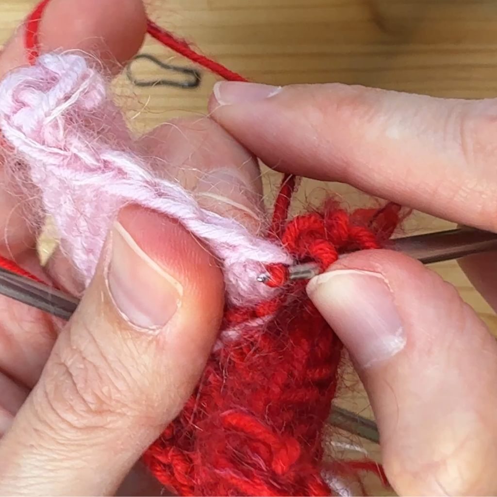 I-Cord anstricken. Schritt 2.: Hole den Faden durch die Masche.