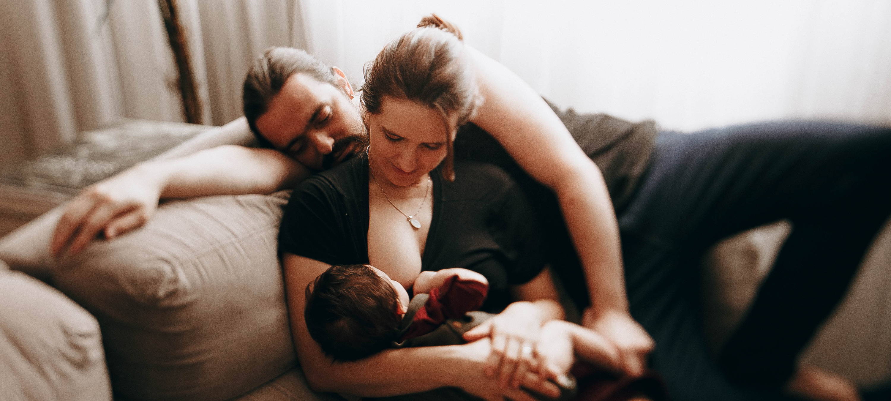 Mutter und Vater auf den Sofa | Stillen ihr Kind | MYLILY organic femcare