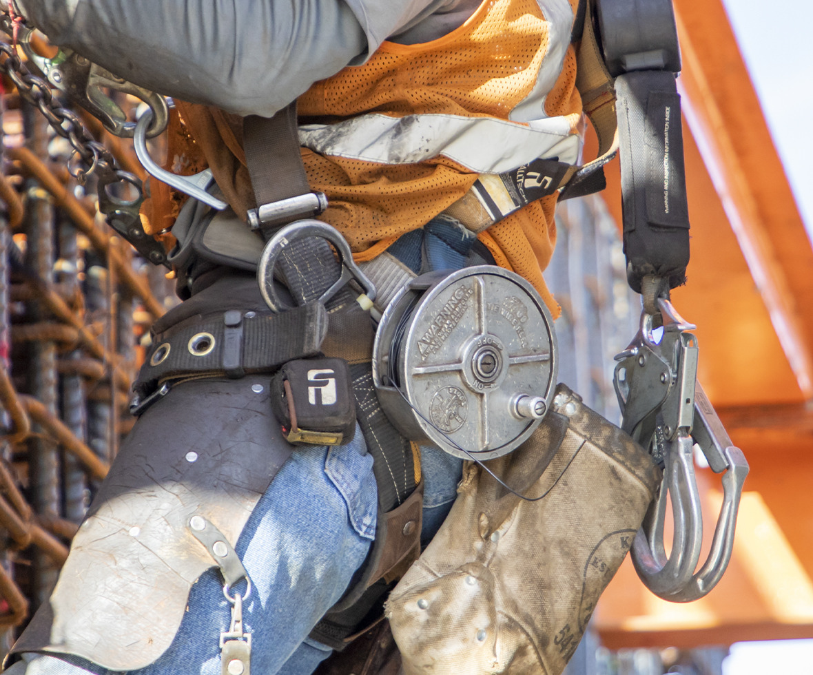 Construction Worker climbing rebar while working and wearing trauma relief straps attached to his Advanced ComforTech Gel harness