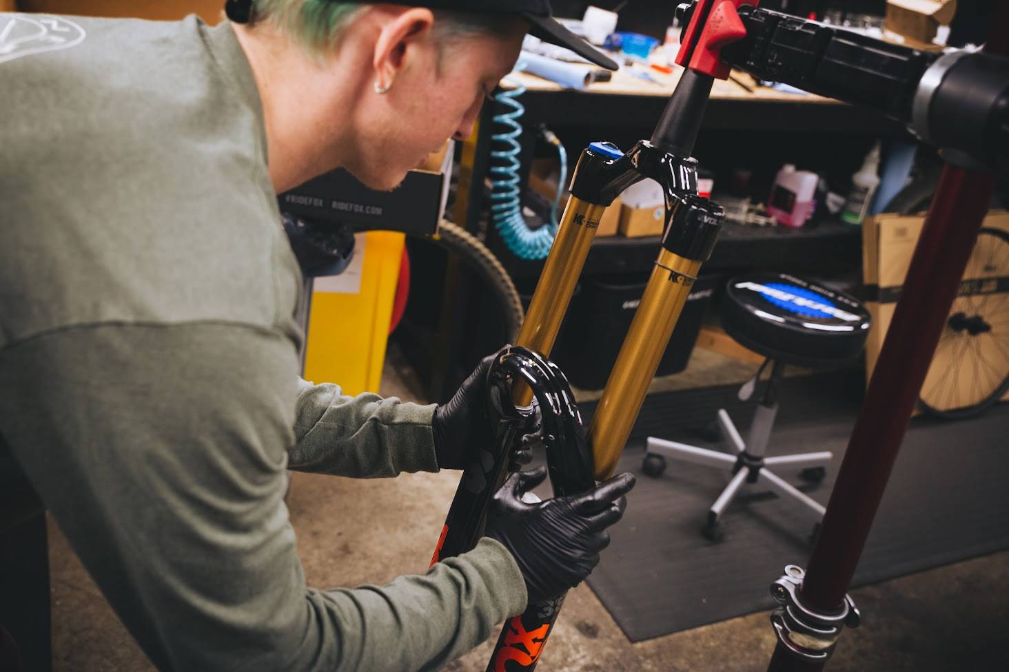 mountain bike mechanic removing the lower legs from fox factory 38
