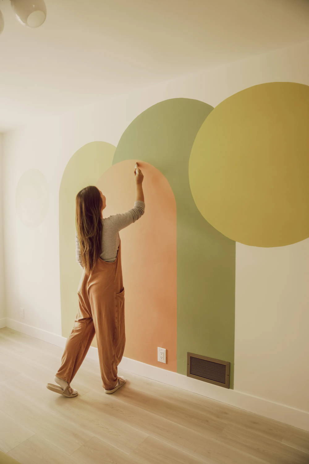 Anh Lin painting a wall