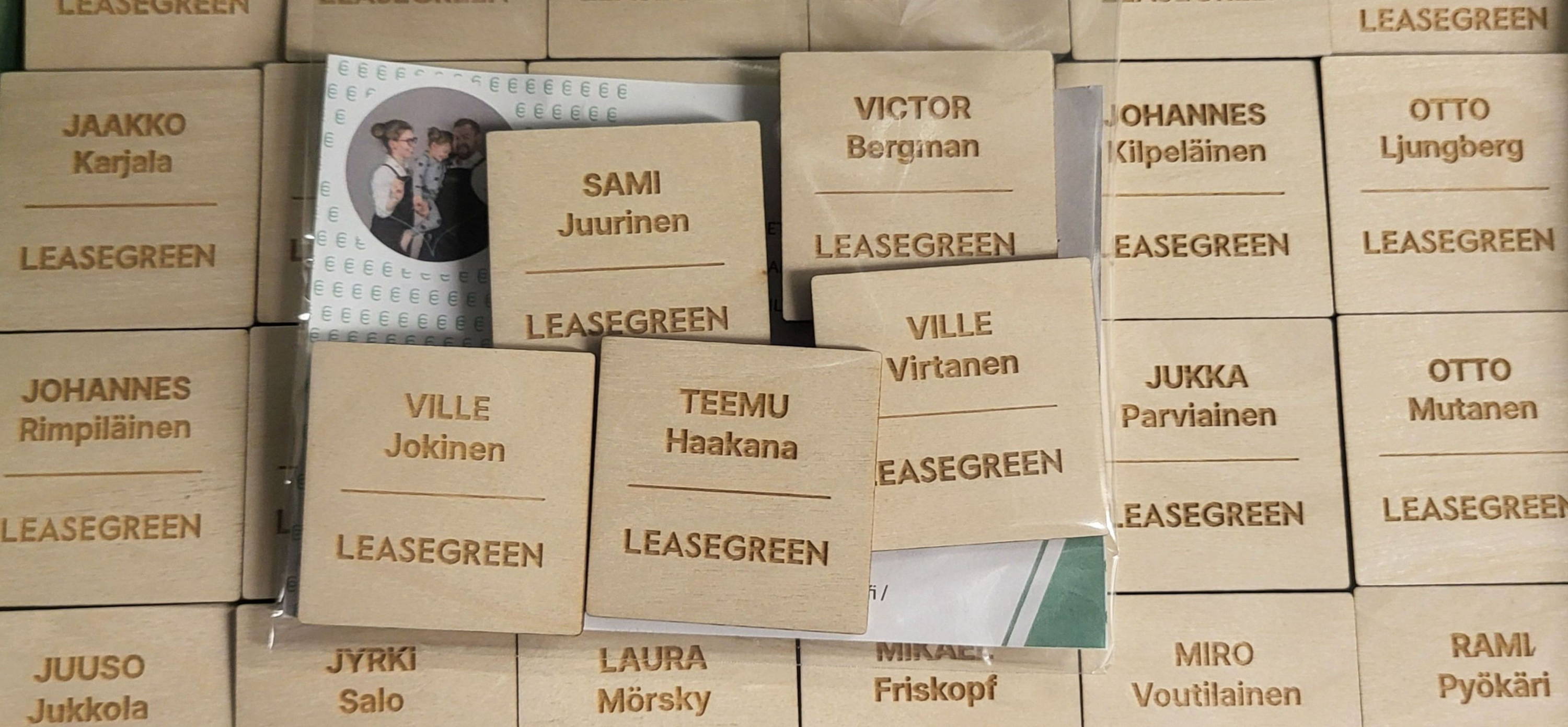Puisia nimikylttejä pakattuna