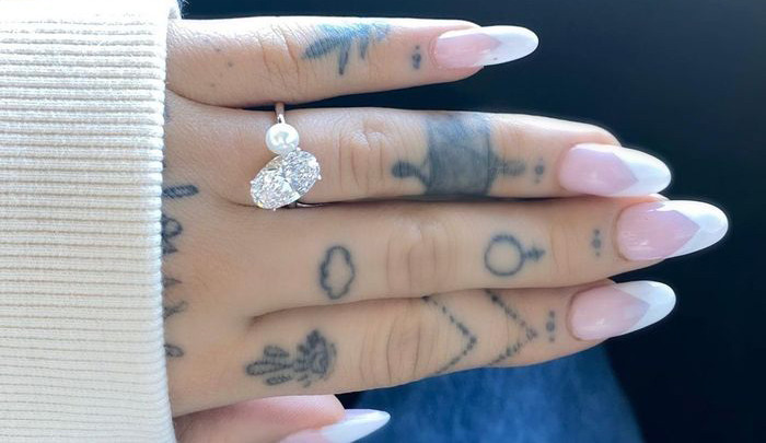 Ariana Grande's new engagement ring featuring a pearl and oval diamond