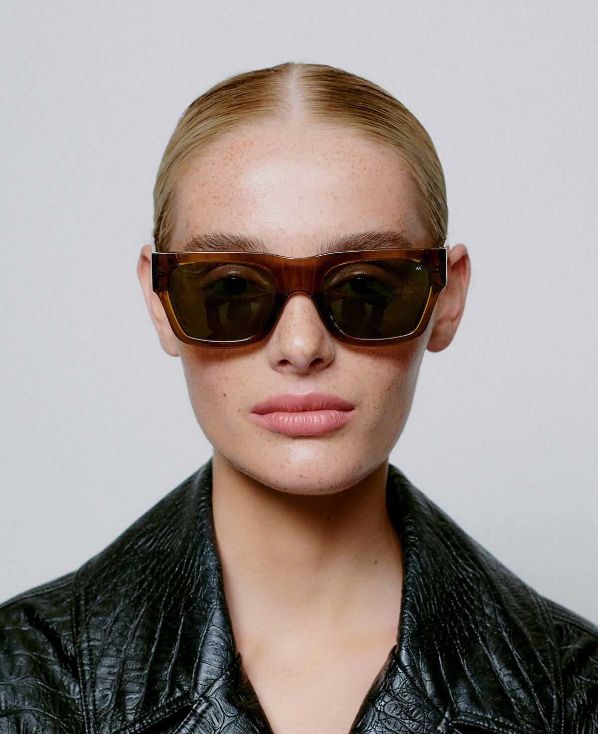 A picture of a model wearing the A.Kjaerbede  Agnes sunglasses in Smoke brown Transparent.