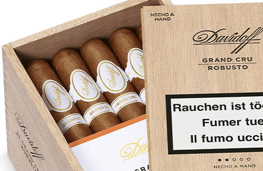 Davidoff Grand Cru Zigarren in ihrer Kiste mit geöffnetem Deckel.