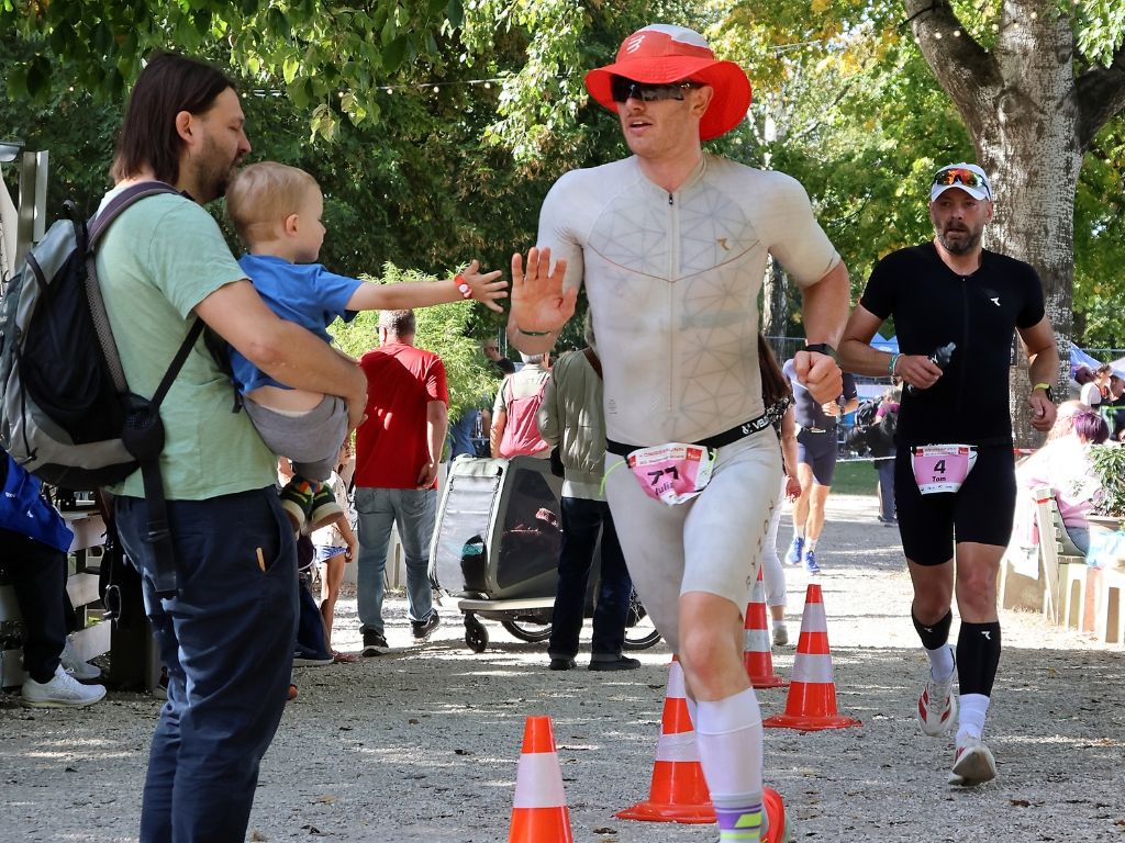 Ein Athlet auf der Laufstrecke beim triathlon.de CUP Königsbrunn 2026.