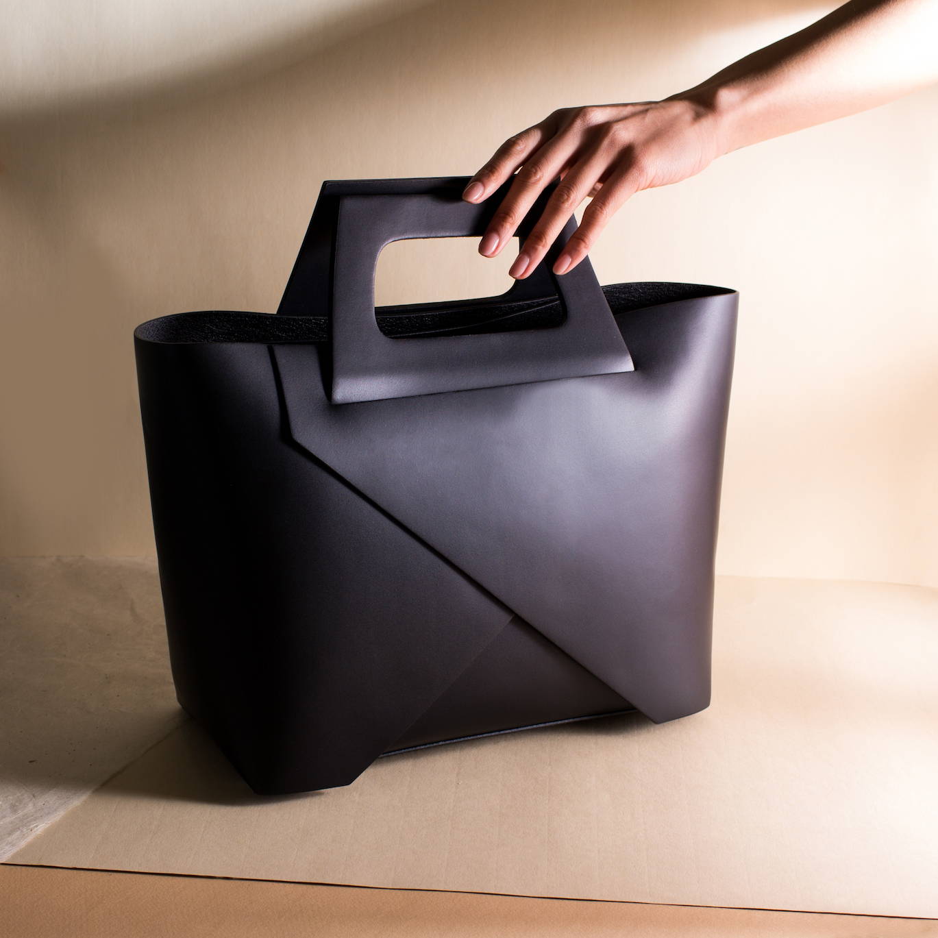 VESTIRSI leather handbag handmade in Italy LINDSAY structured work office handbag in black smooth Italian leather
