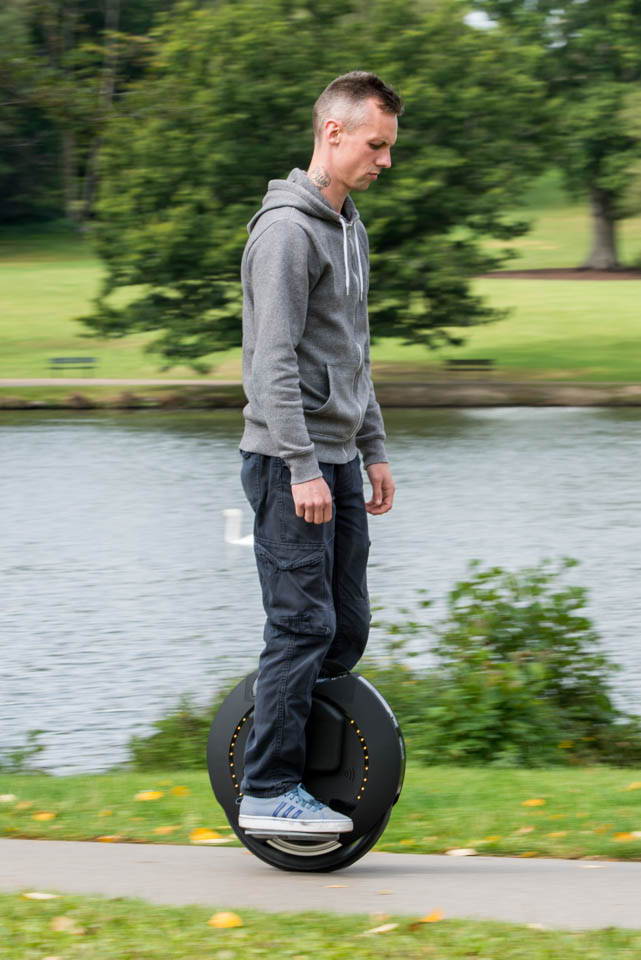 Kingsong KS16S Review riding fast side