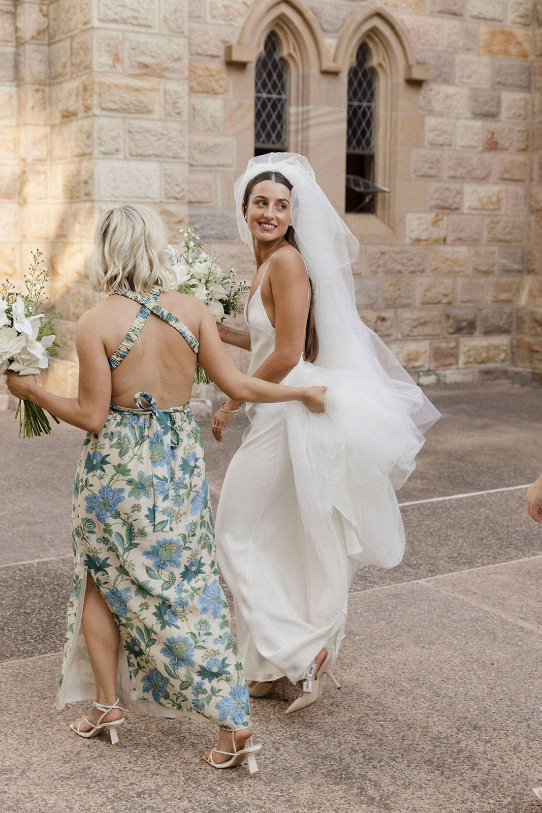 Dama de honor y novia con velo